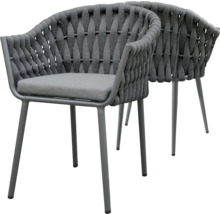 Zwei graue Gartensessel mit Armlehnen und Kissen