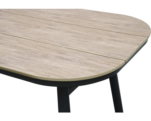 Detailansicht eines Gartentisches mit Tischplatte in Holzoptik und schwarzem Gestell