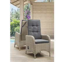 Zwei geflochtene Gartensessel mit grauen Auflagen auf einer Terrasse.