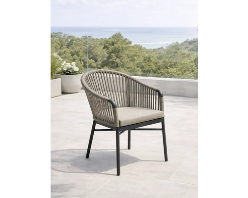 Gartensessel mit Armlehne und Sitzkissen auf einer Terrasse