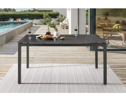 Esstisch aus Aluminium und Steinzeug auf einer Terrasse mit Pool