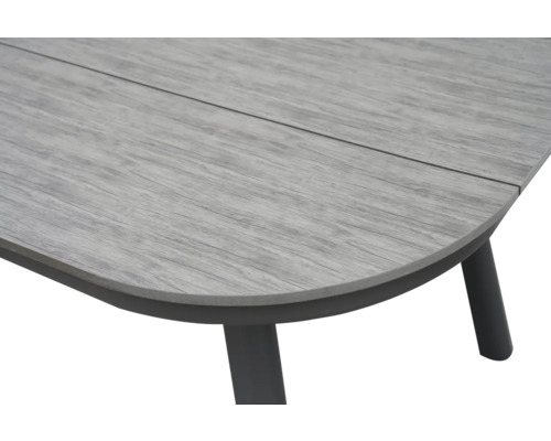 Detailansicht eines Gartentisches mit Holzoptik und Metallbeinen