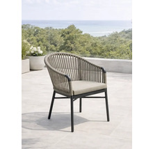 Gartensessel mit Armlehne und Sitzkissen auf einer Terrasse