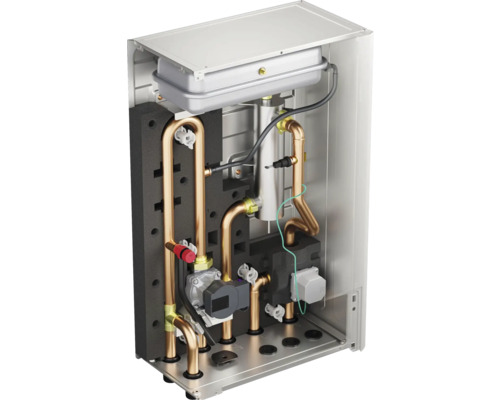 Innenansicht eines Heizkessels mit Rohren und Komponenten