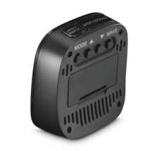 Schwarzer digitaler Radiowecker mit Tasten zur Einstellung von Modus, Alarm und Snooze-Funktion.