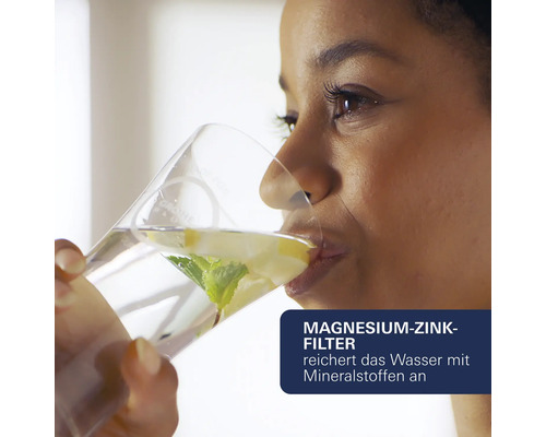 Frau trinkt gefiltertes Wasser aus einem Glas