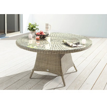 Runder Gartentisch mit Glasplatte und geflochtenem Sockel auf einer Terrasse.