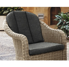 Korbsessel mit grauen Kissen für den Außenbereich