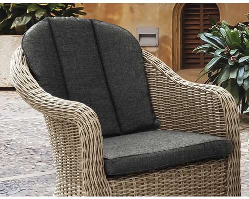 Korbsessel mit grauen Kissen für den Außenbereich