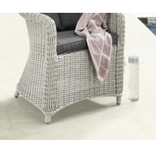 Gartensessel aus Rattan mit Sitzkissen und Handtuch
