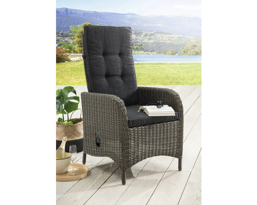 Gartenstuhl aus Rattan mit hoher Rückenlehne und Auflage