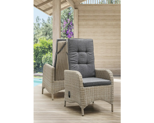 Zwei geflochtene Gartensessel mit grauen Auflagen auf einer Terrasse.