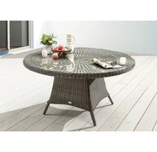 Runder Gartentisch aus Rattan mit Glasplatte auf einer Terrasse