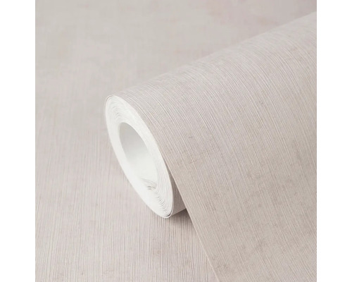 Strukturierte Vliestapete auf einer Rolle mit feinem, vertikalem Muster in Beige.