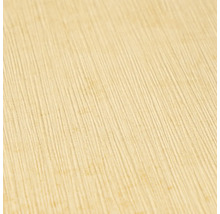 Beige Vliestapete mit feiner vertikaler Streifenstruktur.