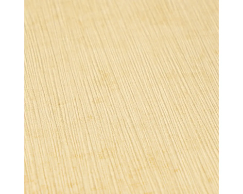 Beige Vliestapete mit feiner vertikaler Streifenstruktur.
