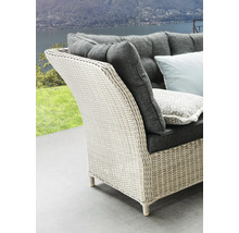 Detailansicht eines Korbstuhls mit grauen Kissen und Blick auf eine malerische Landschaft.