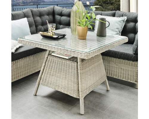 Gartentisch mit Glasplatte und Rattanstruktur, Teil einer Sitzgruppe für den Außenbereich