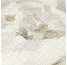 Detailaufnahme einer Vliestapete mit strukturierter Oberfläche und abstraktem floralen Aquarellmuster.