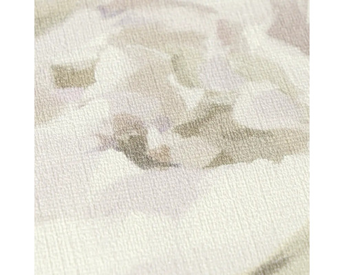 Detailaufnahme einer Vliestapete mit strukturierter Oberfläche und abstraktem floralen Aquarellmuster.