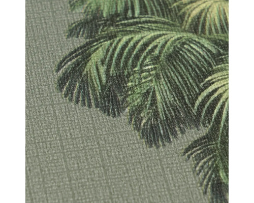 Nahaufnahme einer Vliestapete mit Palmenblatt-Muster und feiner Leinenstruktur.