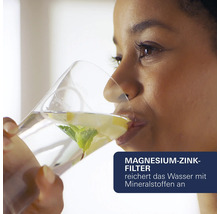 Frau trinkt gefiltertes Wasser aus einem Glas