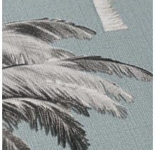 Detailansicht einer blauen Tapete mit Palmenblatt-Muster und strukturierter Oberfläche.
