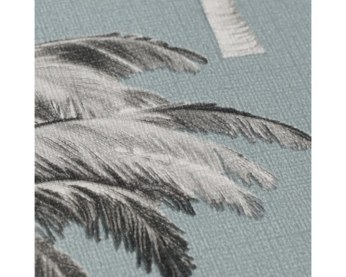 Detailansicht einer blauen Tapete mit Palmenblatt-Muster und strukturierter Oberfläche.