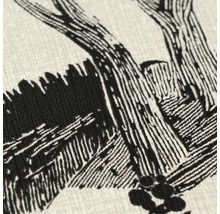 Nahaufnahme einer strukturierten Tapete mit einem schwarzen grafischen Baummuster im Holzschnitt-Stil.