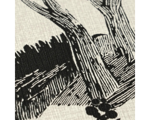 Nahaufnahme einer strukturierten Tapete mit einem schwarzen grafischen Baummuster im Holzschnitt-Stil.