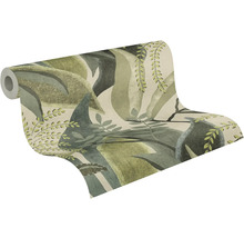 Vliestapete mit botanischem Muster, große Blätter und Farne in Grün und Beige.