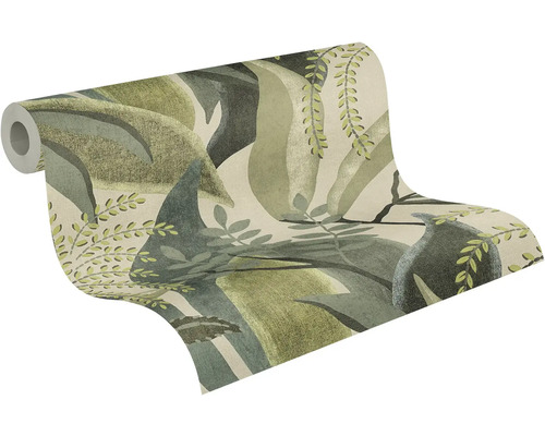 Vliestapete mit botanischem Muster, große Blätter und Farne in Grün und Beige.