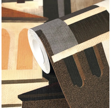 Rolle strukturierte Vliestapete mit abstraktem Architekturmuster aus Gebäuden und Bögen in Braun, Beige, Grau und Terrakotta.