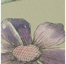 Detailansicht einer Tapete mit Blumenmuster und feiner vertikaler Oberflächenstruktur.