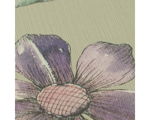 Detailansicht einer Tapete mit Blumenmuster und feiner vertikaler Oberflächenstruktur.