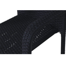 Nahaufnahme eines Gartenstuhls aus Kunststoffgeflecht mit Fokus auf die Armlehne.