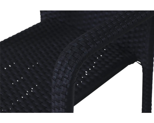 Nahaufnahme eines Gartenstuhls aus Kunststoffgeflecht mit Fokus auf die Armlehne.