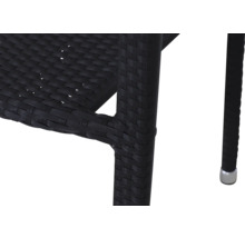 Nahaufnahme eines Gartenstuhls aus schwarzem Polyrattan-Geflecht mit Fokus auf die Webstruktur und das Stuhlbein.