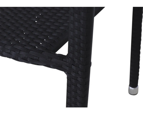 Nahaufnahme eines Gartenstuhls aus schwarzem Polyrattan-Geflecht mit Fokus auf die Webstruktur und das Stuhlbein.