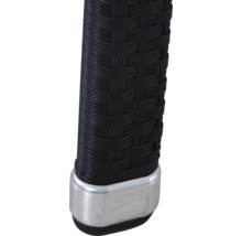 Nahaufnahme eines Möbelbeins aus schwarzem Polyrattan-Geflecht mit einem silbernen Metallfuß.