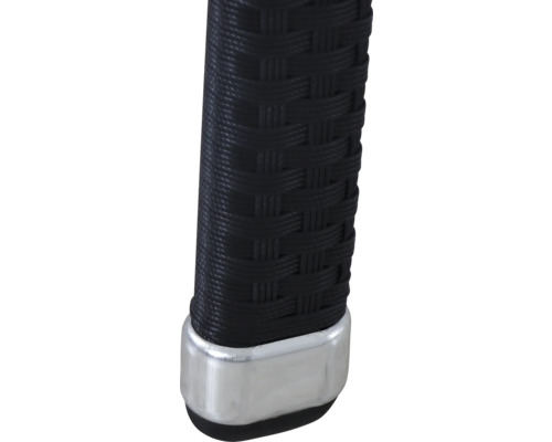 Nahaufnahme eines Möbelbeins aus schwarzem Polyrattan-Geflecht mit einem silbernen Metallfuß.