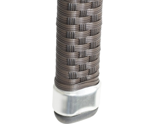 Detailaufnahme eines Möbelfußes mit braunem Polyrattan-Geflecht, silberner Metallkappe und schwarzem Bodengleiter.
