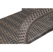 Detailaufnahme eines Geflechts aus Polyrattan an einem Gartenmöbelstück.