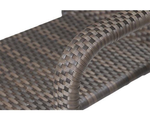 Detailaufnahme eines Geflechts aus Polyrattan an einem Gartenmöbelstück.