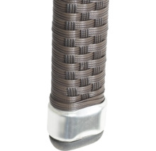 Nahaufnahme eines Möbelfußes aus Polyrattan-Geflecht mit Metallabschluss und Bodengleiter.