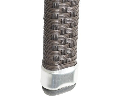 Nahaufnahme eines Möbelfußes aus Polyrattan-Geflecht mit Metallabschluss und Bodengleiter.
