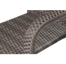 Detailansicht einer Gartenmöbel-Oberfläche aus Polyrattan-Geflecht an einer Armlehne.