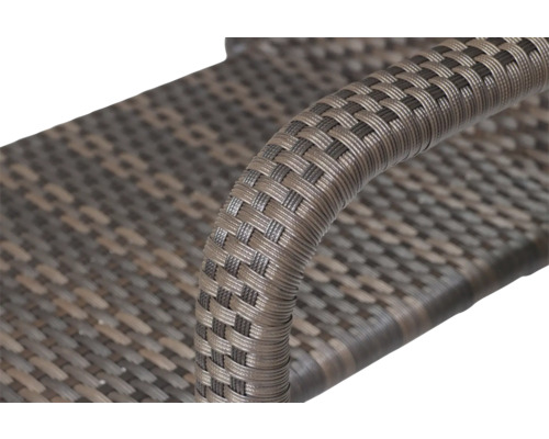 Detailansicht einer Gartenmöbel-Oberfläche aus Polyrattan-Geflecht an einer Armlehne.