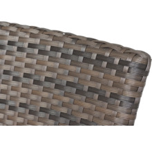 Detailaufnahme eines Polyrattan-Geflechts für Gartenmöbel.