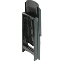 Zusammengeklappter Gartenstuhl aus dunkelgrünem Kunststoff.